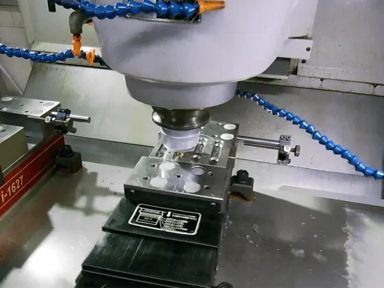 精密機械部品と治具